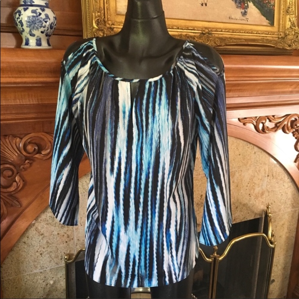 Cold shoulder three-quarter key hole  top